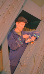 Kirsten K&ouml;tter: Einladungskarte (Martina als Bauarbeiter in Frankfurt am Main, ca. 1992, digital bearbeitet)