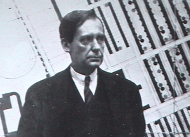 "Wohnmaschine" (Unité d'Habitation), 2002, installation, projection 3:
  'Architects, didactic material' / 'Architekten, Didaktisches',
  video: reproduced photographs (Kirsten Kötter)