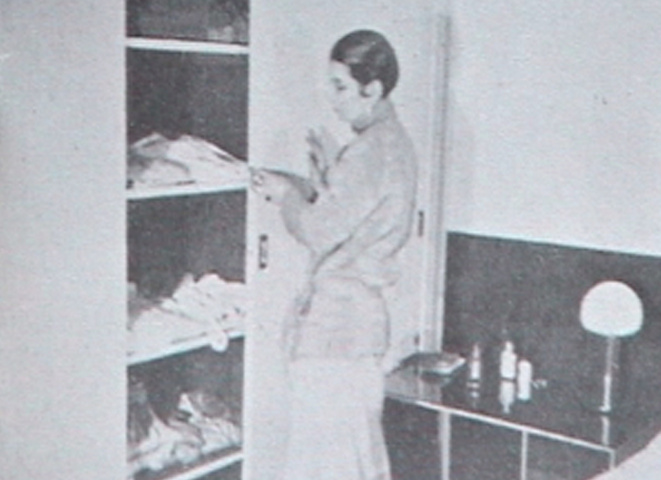 "Wohnmaschine" (Unité d'Habitation), 2002, installation, projection 3:
  'Architects, didactic material' / 'Architekten, Didaktisches',
  video: reproduced photographs (Kirsten Kötter)