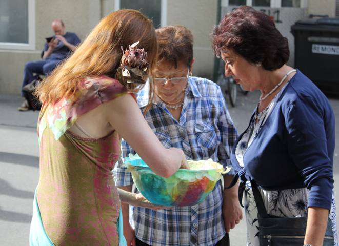 Kirsten K&ouml;tter: Take Part, Partizipatorisches Projekt, 48 Stunden Neuk&ouml;lln, Berlin, 15.06.2013, Verteilen der Prints