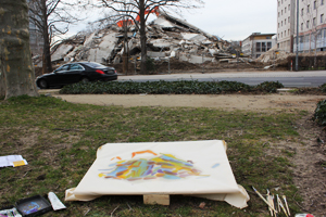 Kirsten K&ouml;tter: Site-specific painting, Uni-Turm gesprengt, AfE-Turm Robert-Mayer-Str., Frankfurt a.M., 18.02.2014, ca. 13.00 - 14.30, 50.116° N / 8.651° O, &Ouml;l, Nessel, 70 x 90 cm