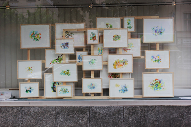 Kirsten K&ouml;tter: Installation Site-specific Painting und Malen in der Sehitlik Moschee Berlin, 20.-29.06.2014, Schaufenster, Apotheke am Hermannplatz, Berlin