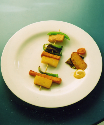 Kirsten K&ouml;tter: Vegetarischer Spie&szlig; nach Jermolajewa, 2009, St&uuml;cke von Kartoffel, M&ouml;hre, Lauch, Aubergine (geschmort), auf Holzspie&szlig;, mit Dekoration