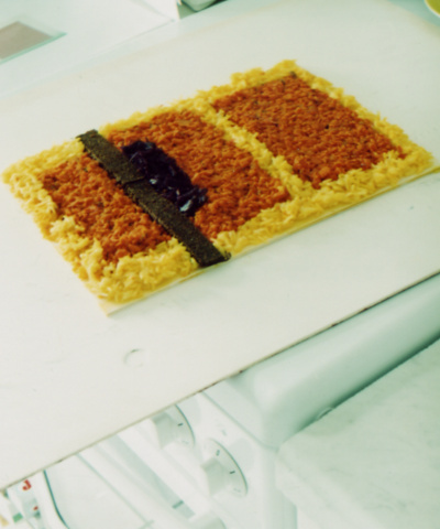 Kirsten K&ouml;tter: Konstruktives Kochen. Reissalat 'Gegenstandslose Kompositon nach Rosanowa', 2009, M&ouml;hre (geraspelt, mit Gem&uuml;sebouillon), Rotkraut, Pumpernickel, Reis (mit Cucuma, Gem&uuml;sebouillon)