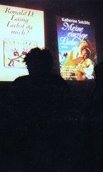 Projekt 'Liebst du mich?', Buch, 19 Seiten mit 100 Buchcovern, und Audiovisuelle Performance mit Franz Klee (Foto) und Christoph Kolb (beide: 'Dein Hackfleisch'), 1997, von Kirsten K&ouml;tter