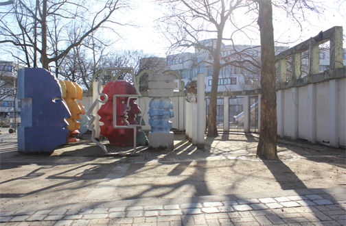 Foto Falkplatz, Bank bei der Kita vor den Kopfskulpturen, Rollbergsiedlung, Neukölln, Berlin (Foto: Kirsten Kötter)